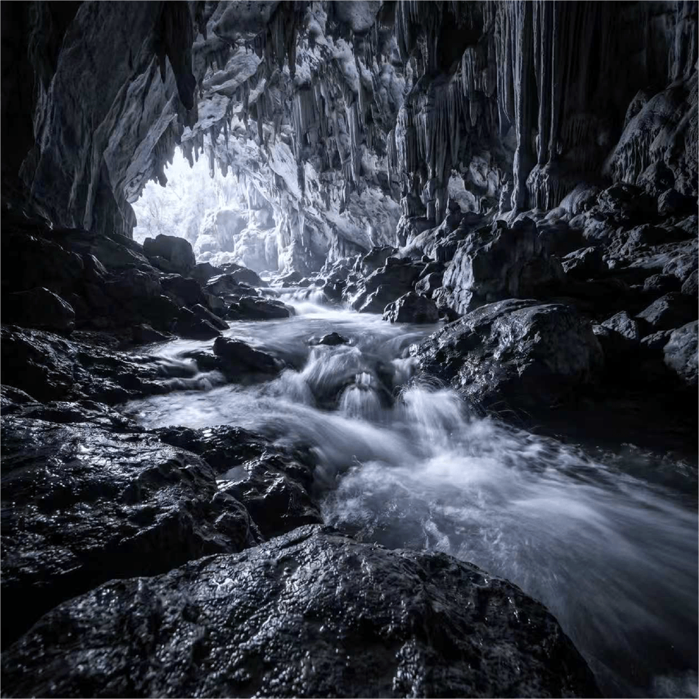 山间峡谷清泉在石间流淌
